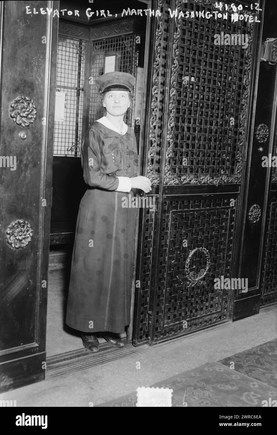 Una ragazza dell'ascensore, Martha Washington Hotel, la fotografia mostra una donna che gestisce un ascensore all'Hotel Martha Washington, 129 East 29th Street, New York City., tra ca. 1915 e ca. 1920, Glass negative, 1 negativo: Glass Foto Stock