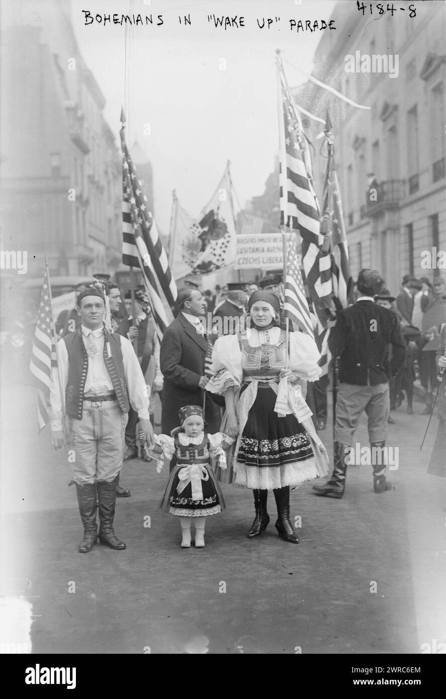 Bohemians in 'Wake Up' Parade, Fotografia mostra la celebrazione Wake Up America/Lexington Day/Patriot's Day, New York City., 1917 aprile 19, Glass negatives, 1 negativo: Glass Foto Stock