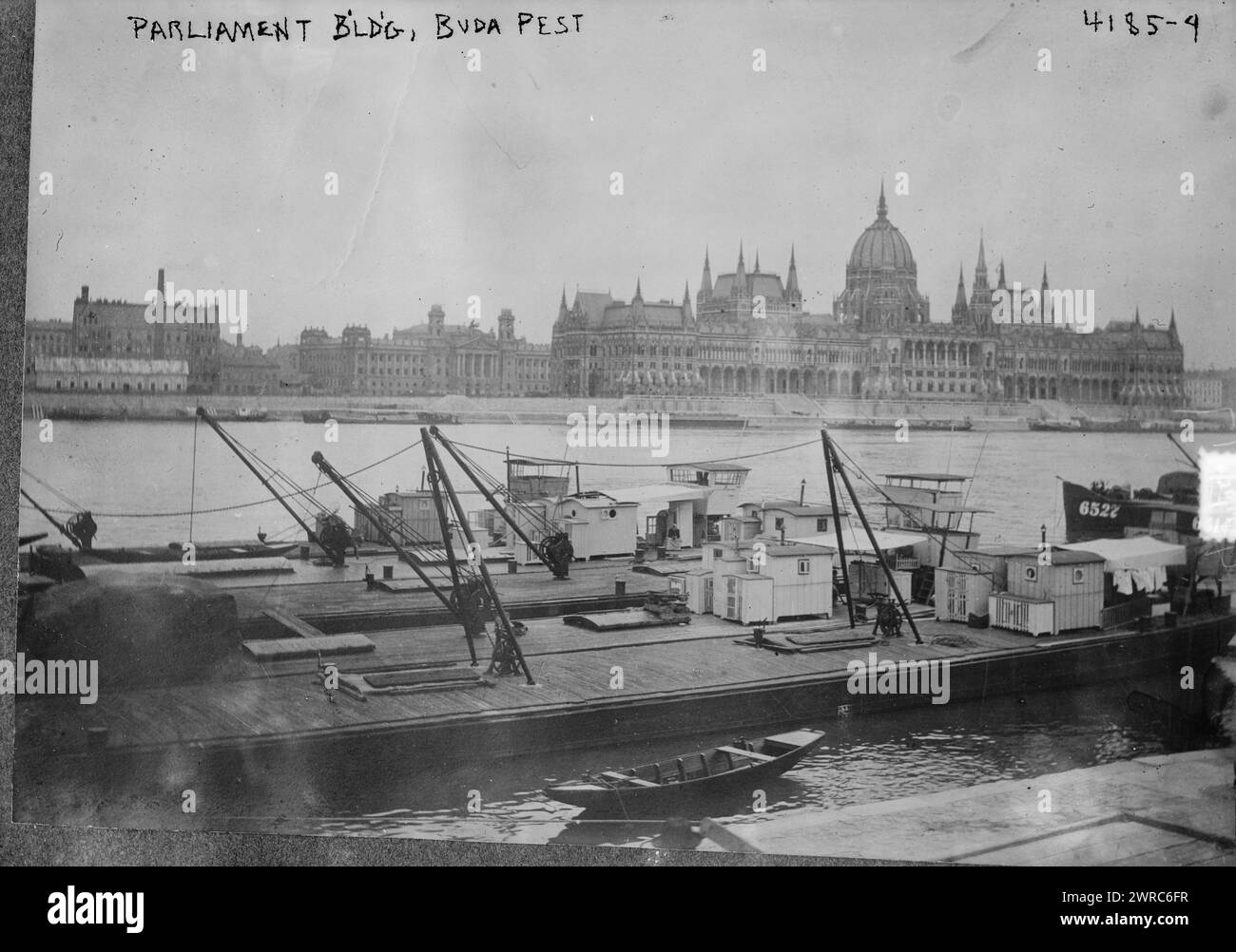 Edificio del Parlamento, Buda Pest, la fotografia mostra l'edificio del Parlamento ungherese, Budapest, Ungheria, con il fiume Danubio in primo piano., tra ca. 1915 e ca. 1920, Glass negative, 1 negativo: Glass Foto Stock