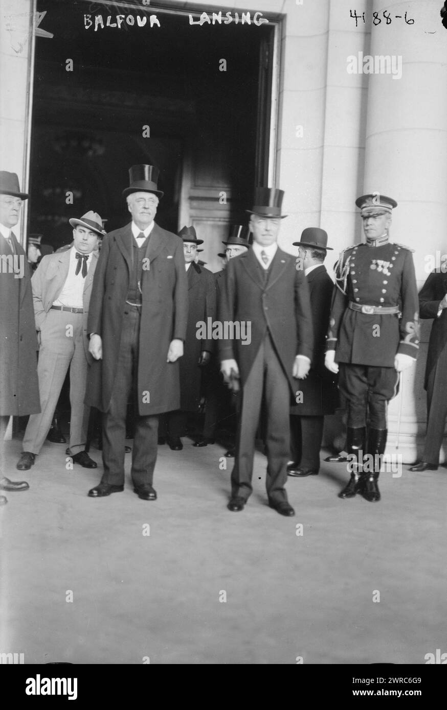 Balfour, Lansing, la fotografia mostra Arthur James Balfour, a sinistra, ministro degli Esteri britannico; e Robert Lansing, a destra, Segretario di Stato; preso a Union Station, Washington, D.C. come la Commissione britannica arrivò il 22 aprile 1917., 1917 aprile 22, Glass negative, 1 negative: Glass Foto Stock