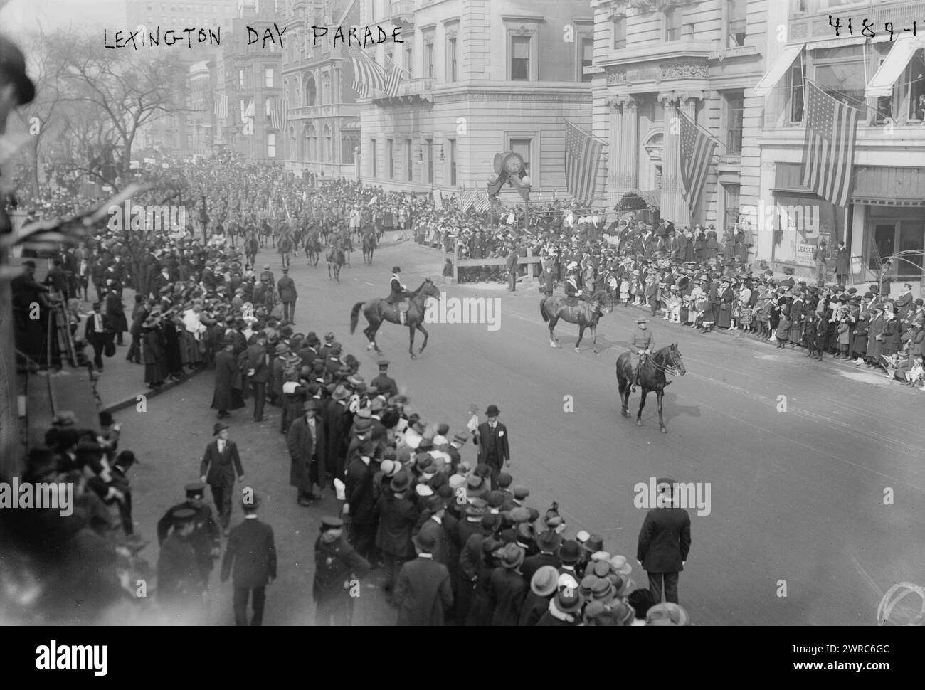 Lexington Day Parade, la fotografia mostra la celebrazione del Wake Up America/Lexington Day/Patriot's Day, Fifth Avenue, New York City., 1917 aprile 19, Glass negatives, 1 negativo: vetro Foto Stock