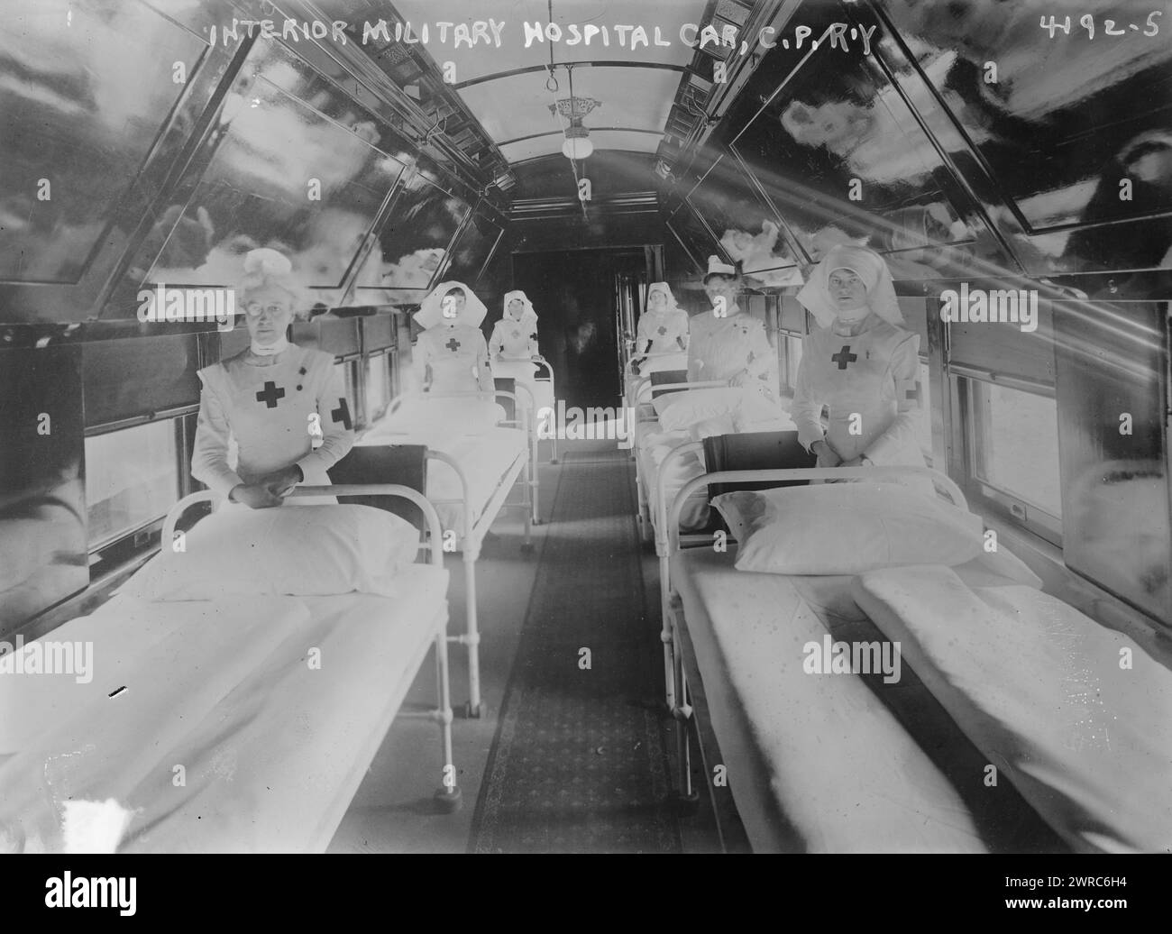 Interior Military Hospital car, C.P.R.'Y, la fotografia mostra l'interno di un ospedale militare con infermieri sulla Canadian Pacific Railway durante la prima guerra mondiale, 1917, guerra mondiale, 1914-1918, Glass negative, 1 negativo: vetro Foto Stock