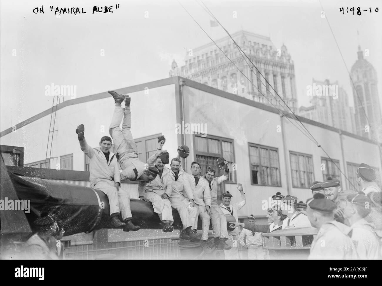 Sulla AMIRAL AUBE, la fotografia mostra i marinai sull'incrociatore francese Amiral Aube che come attraccato al Molo 9 (Rector e West Street) sul fiume Hudson, New York City, maggio 1917., 1917 maggio 5, lati negativi del vetro, 1 negativo: vetro Foto Stock