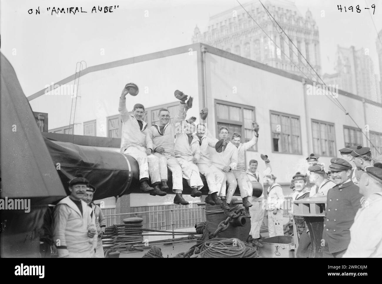 Sulla AMIRAL AUBE, la fotografia mostra i marinai sull'incrociatore francese Amiral Aube che come attraccato al Molo 9 (Rector e West Street) sul fiume Hudson, New York City, maggio 1917., 1917 maggio 5, lati negativi del vetro, 1 negativo: vetro Foto Stock