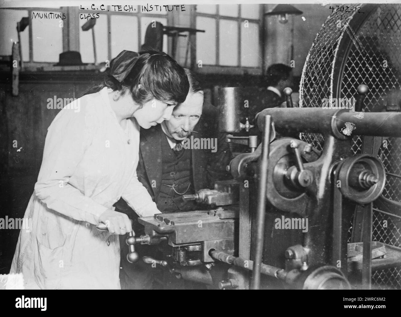 L.C.C. Tech Institute, Munitions Class, la fotografia mostra una donna che riceve una formazione in un lavoro a macchina in una classe di munizioni offerta dal London County Council nel maggio 1917 durante la prima guerra mondiale, Inghilterra., 1917 maggio, Guerra Mondiale, 1914-1918, lati negativi del vetro, 1 negativo: vetro Foto Stock