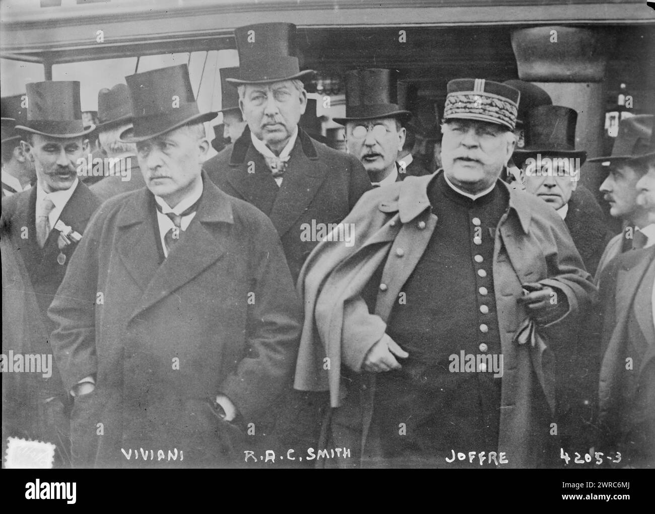Viviani, R.A.C. Smith, Joffre, la fotografia mostra il generale francese Joseph Joffre (1852-1931), il politico francese René Viviani (1863-1925) con il Commissario dei Docks di New York, Robert Alexander Conrad Smith (1857-1933), mentre arrivano a Battery Park, New York City il 9 maggio 1917., 1917 maggio 10, Glass negative, 1 negative: Glass Foto Stock