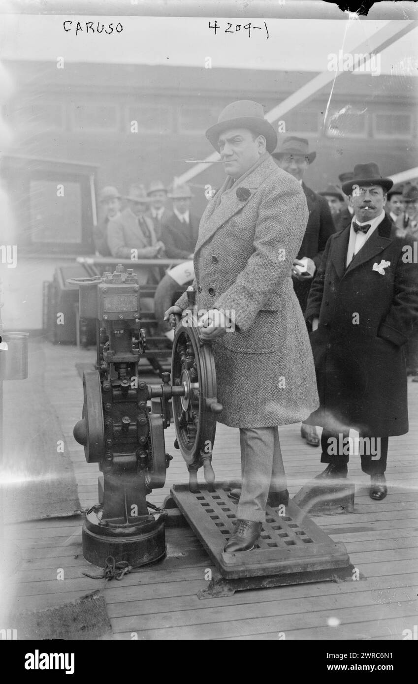 Caruso, la fotografia mostra il cantante d'opera Enrico Caruso (1873-1921) a bordo della Saga svedese, diretta verso il Sud America, dove avrebbe cantato a Buenos Aires, Argentina e Montevideo, Uruguay il 10 maggio 1917., 1917 maggio, Glass negatives, 1 negative: Glass Foto Stock