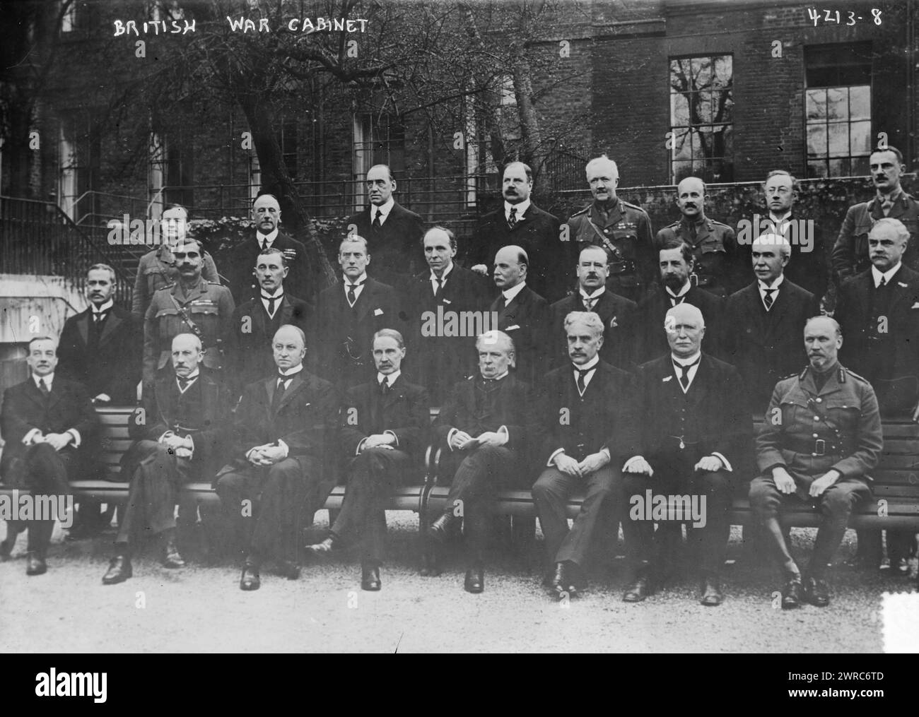 British War Cabinet, la fotografia mostra il Gabinetto di Guerra Imperiale durante la prima guerra mondiale scattato al 10 di Downing Street, Londra, probabilmente nel marzo o aprile del 1917. Prima fila seduto, da sinistra a destra: Non identificato, non identificato, George Curzon; primo marchese Curzon; Bonar Law, David Lloyd George, Robert Burden, William Massey, Jan Smuts. Riga centrale: Unidentified, Ganga Singh, Unidentified, Austen Chamberlain., 1917 marzo o aprile, Guerra Mondiale, 1914-1918, Glass negative, 1 negative: Glass Foto Stock