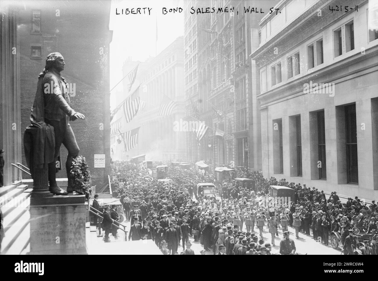 Venditore Liberty Bond, Wall St., tra ca. 1915 e ca. 1920, Glass negative, 1 negativo: Glass Foto Stock