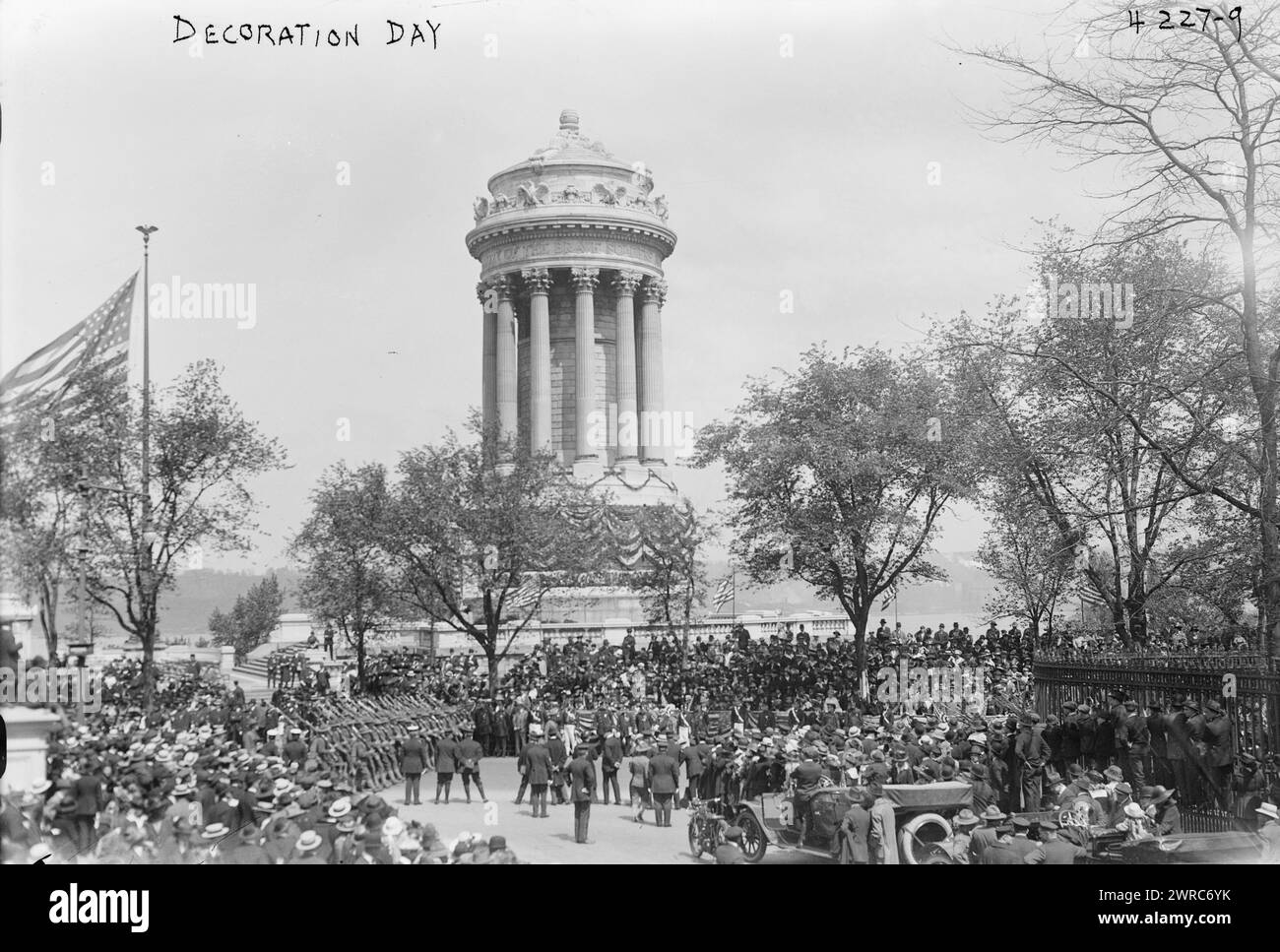 Decoration Day 1917, la fotografia mostra i festeggiamenti del Memorial Day sulla Fifth Avenue, al Soldiers' and Sailors' Monument a Riverside Park, New York City, 30 maggio 1917., 1917, lati negativi del vetro, 1 negativo: vetro Foto Stock