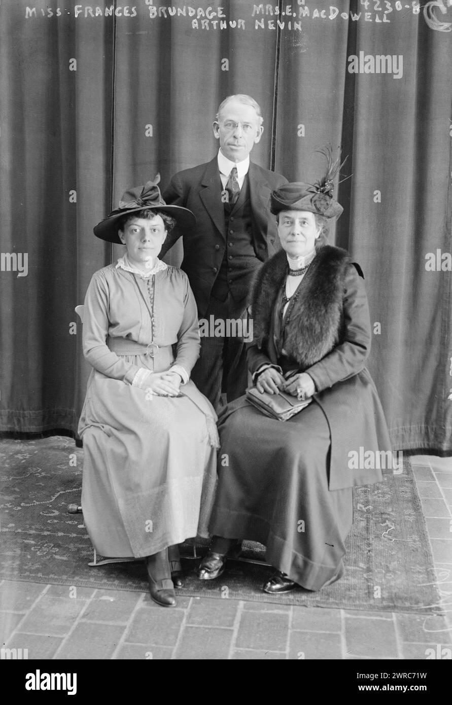 Miss Frances Brundage, Mrs. E. MacDowell, Arthur Nevin, la fotografia mostra seduti da sinistra: l'illustratrice Frances Isabelle (Lockwood) Brundage (1854-1937); Marian MacDowell (1857-1956), moglie del compositore Edward MacDowell e fondatore della Colonia MacDowell; e Arthur Finley Nevin (1871-1943), professore di musica all'Università del Kansas. Brundage e Nevin erano relatori e MacDowell era un organizzatore della National Conference on Community Music presso l'Hotel Astor di New York City, 31 maggio-1 giugno 1917., 1917, Glass negative, 1 negativo: vetro Foto Stock