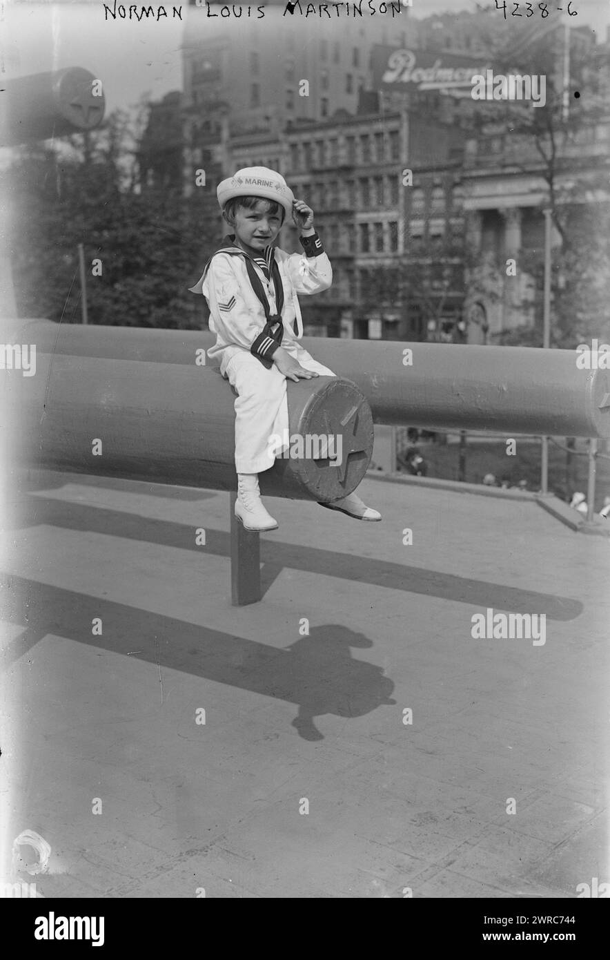 Norman Louis Martinson, la fotografia mostra il giovane recluta della Marina Junior, Norman Louis Martinson, arroccato in cima ad una pistola sulla recluta degli Stati Uniti, una falsa nave da battaglia costruita a Union Square, New York City dalla Marina per reclutare marinai e vendere obbligazioni Liberty durante la prima guerra mondiale, 1917, Glass negatives, 1 negative: Vetro Foto Stock
