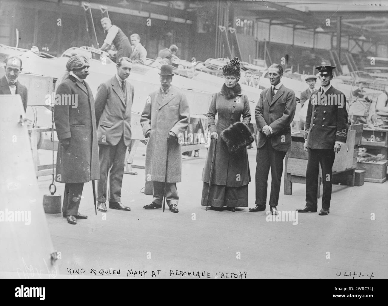 King & Queen Mary alla fabbrica di aeroplani, la fotografia mostra re Giorgio V e la regina Mary che visitano la fabbrica di aeroplani di Canbury Park Road della Kingston Aviation durante la prima guerra mondiale, 1917 19 aprile, Glass negatives, 1 negativo: Vetro Foto Stock