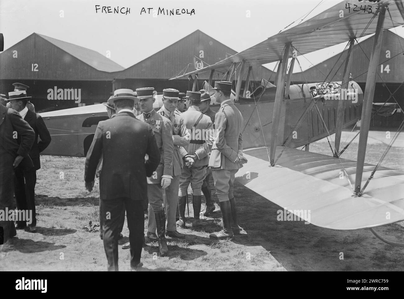 Aviatori dell'esercito francese a Mineola, tra ca. 1915 e ca. 1920, Mineola, Glass negative, 1 negativo: Vetro Foto Stock
