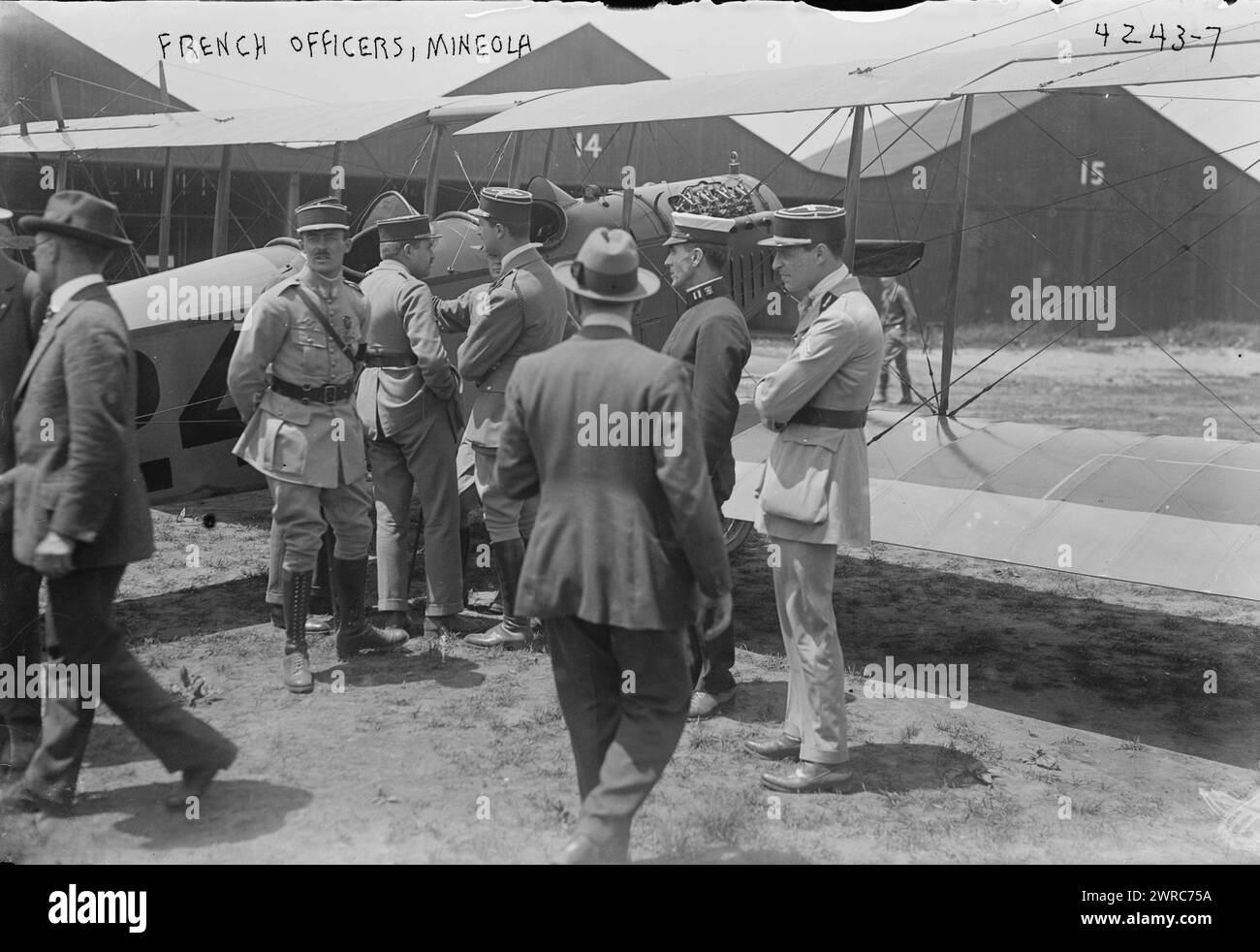 Aviatori dell'esercito francese a Mineola, tra ca. 1915 e ca. 1920, Mineola, Glass negative, 1 negativo: Vetro Foto Stock
