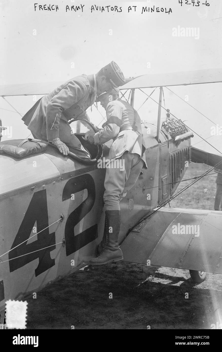 Ufficiali francesi aviatori dell'esercito, Mineola, tra ca. 1915 e ca. 1920, Mineola, Glass negative, 1 negativo: Vetro Foto Stock