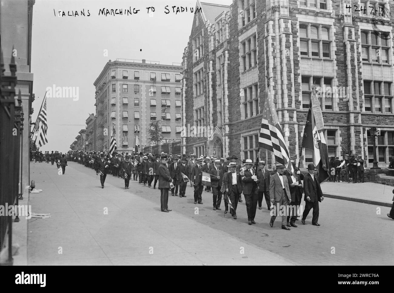 Italiani in marcia verso lo stadio, la fotografia mostra gli italo-americani in marcia verso una cerimonia in onore del principe Udine e della missione militare italiana negli Stati Uniti, tenutasi allo Stadio Lewisohn presso il College of the City di New York il 23 giugno 1917 durante la prima guerra mondiale, il 1917 giugno 23, Guerra Mondiale, 1914-1918, negativi in vetro, 1 negativo: vetro Foto Stock