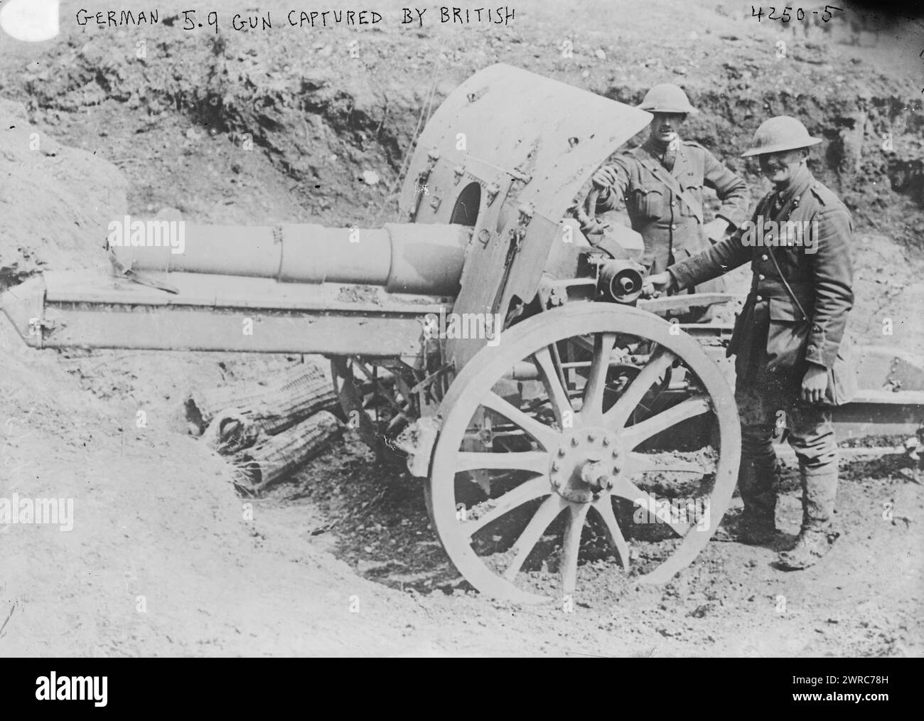 Cannone tedesco 5,9 catturato dagli inglesi, la fotografia mostra gli ufficiali britannici della 9a divisione che esaminano un obice tedesco da 5,9 pollici catturato sulla riva occidentale di Happy Valley, durante la battaglia di Arras, una città francese sul fronte occidentale della prima guerra mondiale, 1917 febbraio 13, guerra mondiale, 1914-1918, negativi di vetro, 1 negativo: vetro Foto Stock