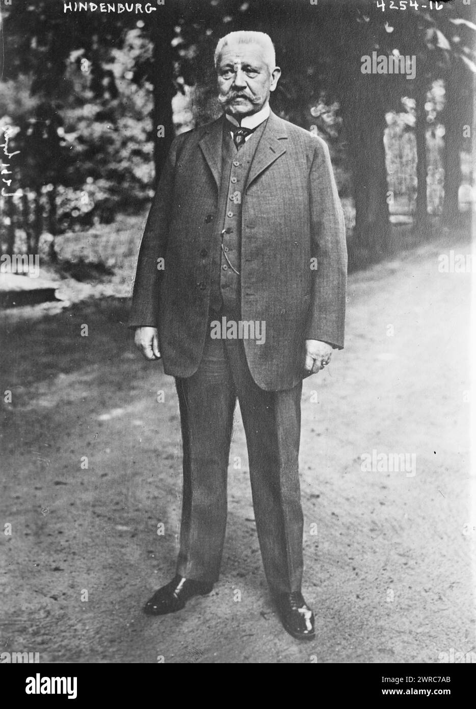 Hindenburg, la fotografia mostra Paul von Hindenburg (1847-1934) che era un feldmaresciallo prussiano-tedesco e statista che servì come presidente del Reich tedesco., 1927 luglio, Glass negative, 1 negative: Glass Foto Stock