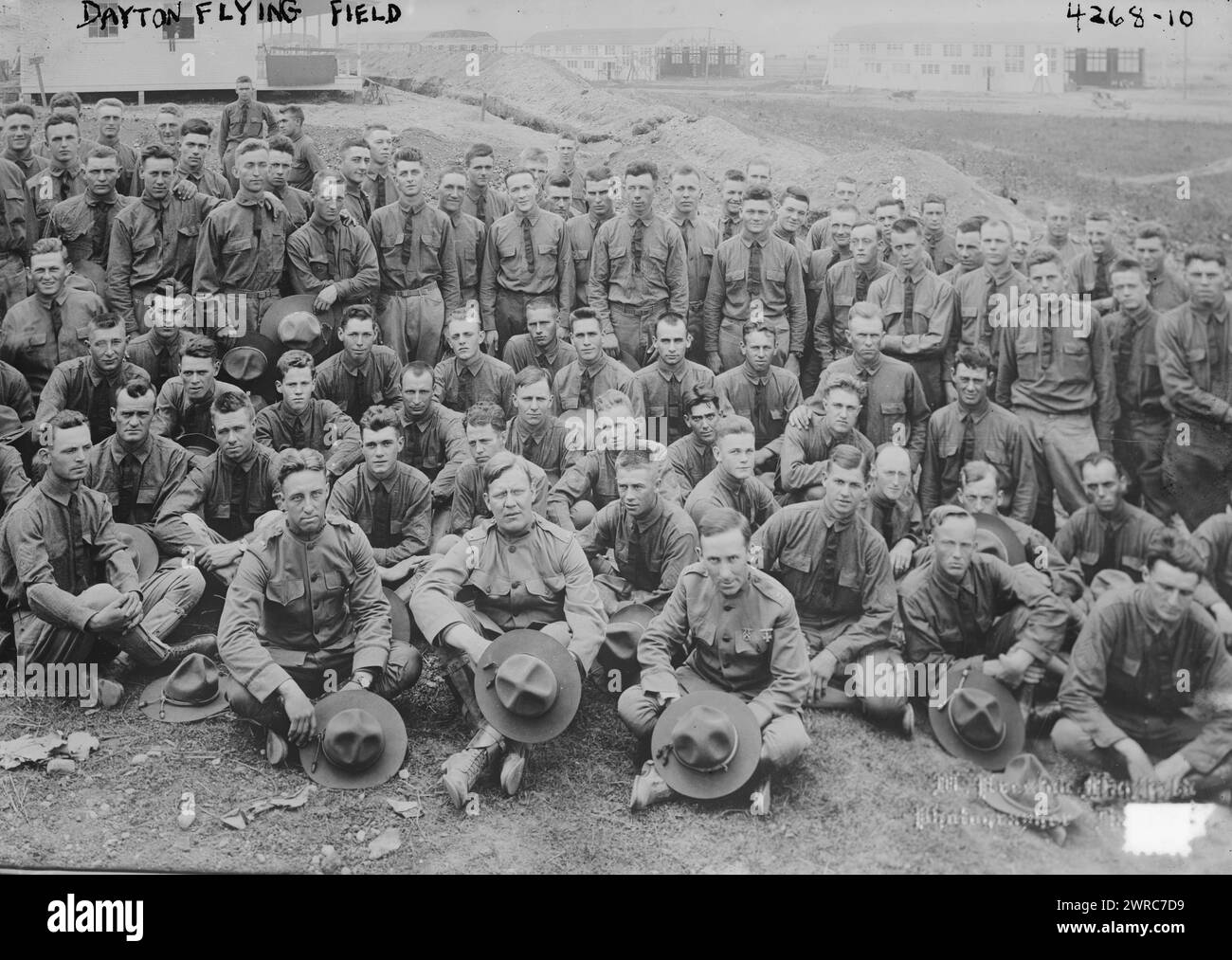 Dayton Flying Field, la fotografia mostra gli studenti dell'aviazione con gli ufficiali al campo di aviazione Wilbur Wright a Wilbur Wright Field, vicino a Riverside, Ohio durante la prima guerra mondiale Gli ufficiali includono Lieut (da sinistra a destra di fronte). Schultz, Lieut. Richards, e capitano Kirby., 1917, Guerra Mondiale, 1914-1918, lati negativi del vetro, 1 negativo: vetro Foto Stock