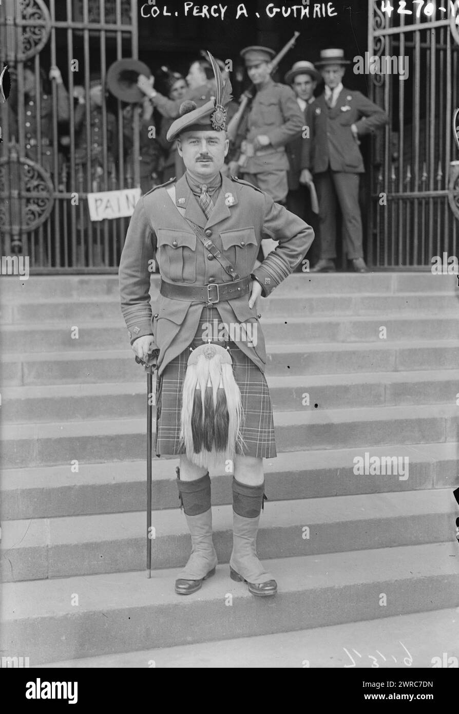 Colonnello Percy A. Guthrie, la fotografia mostra il colonnello Percy Albert Guthrie (1884-1948) sui gradini del 71st Regiment Armory, Park Avenue (tra East 33rd e East 34th Street), New York City. Guthrie era il leader della 236th Canadian Infantry (The Maclean Highlanders) che si trovava negli Stati Uniti nel luglio del 1917 per la "British Recruiting Week" che incoraggiava l'arruolamento nella prima guerra mondiale, 1917 luglio, World War, 1914-1918, Glass negatives, 1 negativo: vetro Foto Stock