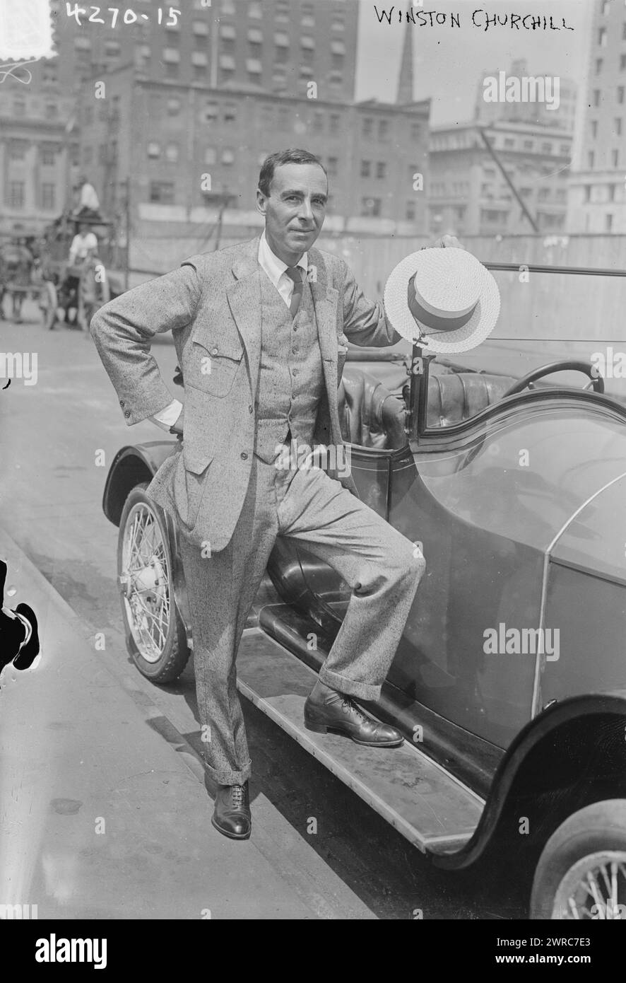Winston Churchill, la fotografia mostra il romanziere americano Winston Churchill (1871-1947) accanto a un'automobile., tra ca. 1915 e ca. 1920, Glass negative, 1 negativo: Glass Foto Stock