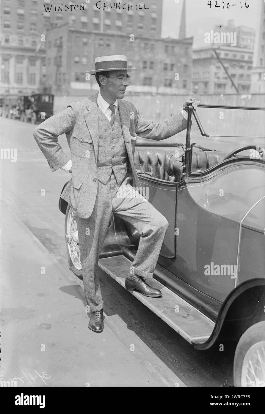 Winston Churchill, la fotografia mostra il romanziere americano Winston Churchill (1871-1947) accanto a un'automobile., tra ca. 1915 e ca. 1920, Glass negative, 1 negativo: Glass Foto Stock