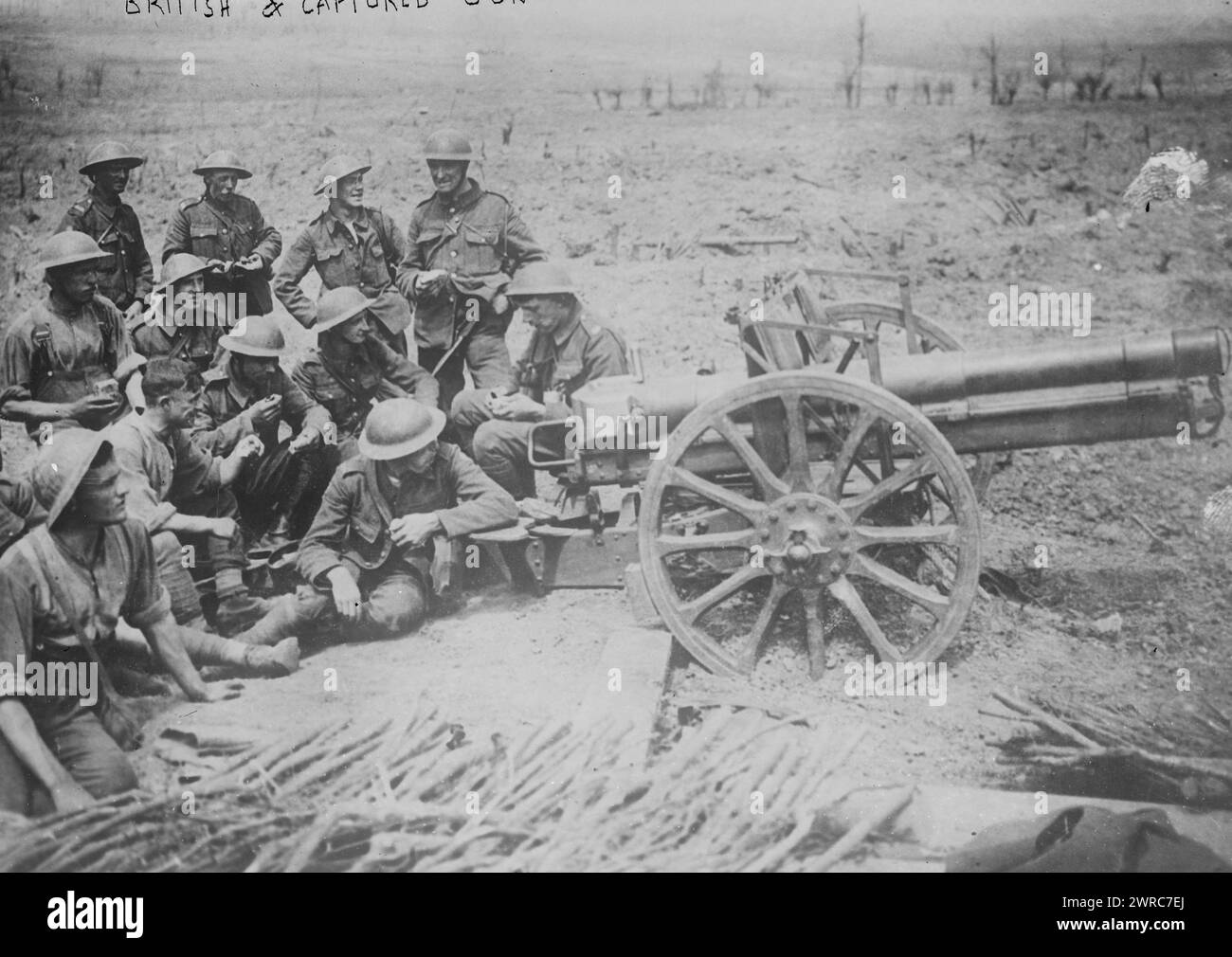 British & captured gun, la fotografia mostra i soldati britannici con un cannone da campo tedesco catturato (7,7 cm FK 96 n.A.) vicino a Wytschaete, Belgio, durante la battaglia di Messines durante la prima guerra mondiale, il 10 giugno 1917., 1917 giugno 10, World War, 1914-1918, negativi di vetro, 1 negativo: vetro Foto Stock