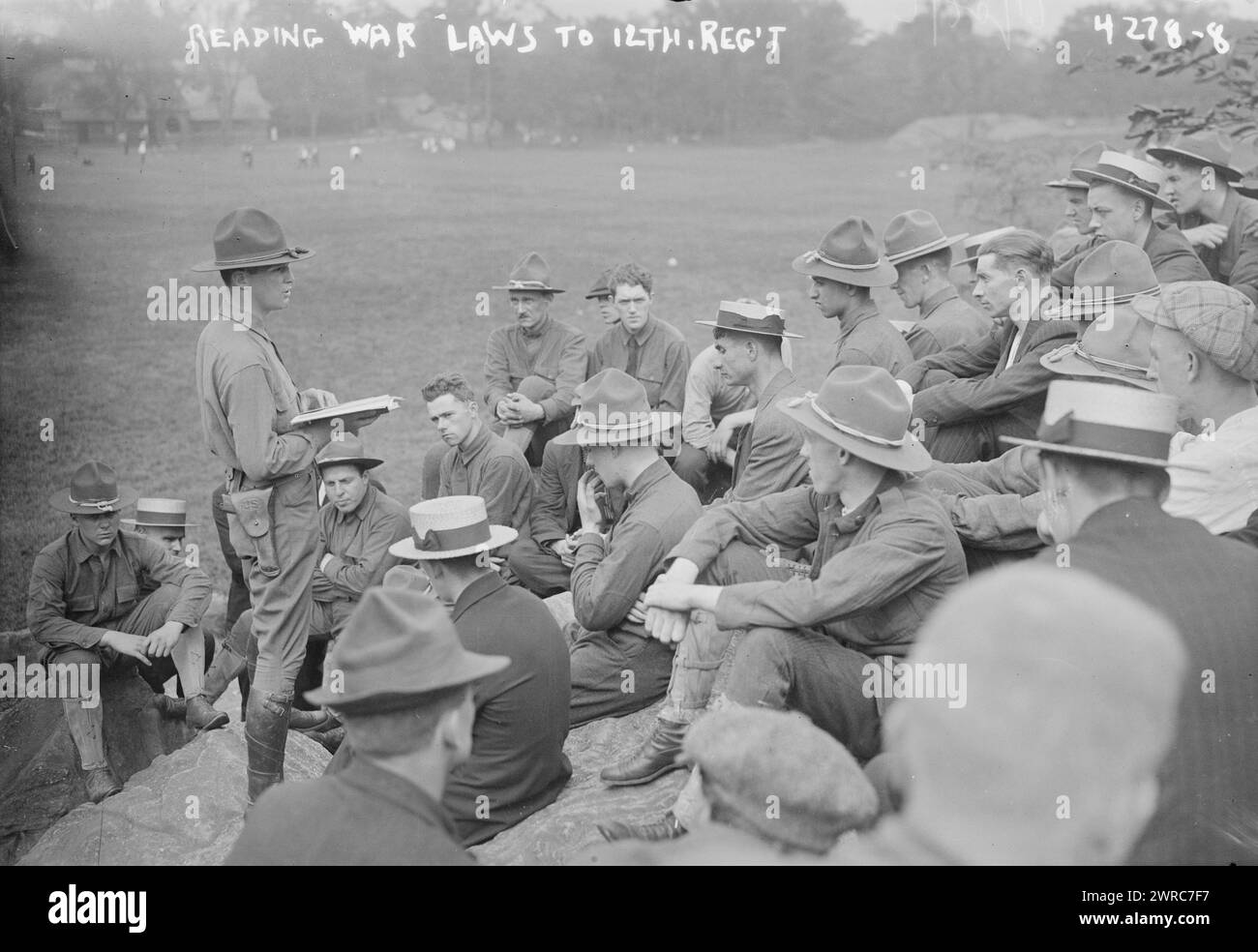 Leggendo le leggi sulla guerra al 12° Regt., la fotografia mostra l'ufficiale che legge la guerra ad un reggimento di soldati americani durante la prima guerra mondiale, 1917 luglio 20, Guerra Mondiale, 1914-1918, Glass negatives, 1 negativo: vetro Foto Stock