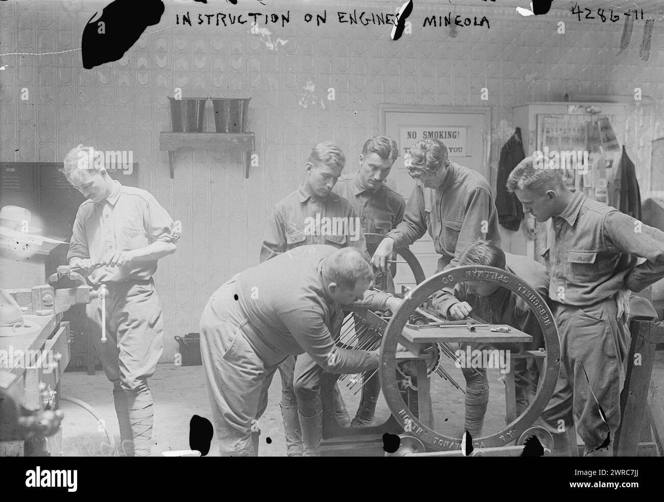 Istruzioni sui motori, Mineola, la fotografia mostra un corso presso la scuola di addestramento dell'aviazione di Mineola Air Station, Long Island, New York, durante la prima guerra mondiale, tra il 1918 e il 1918, Glass negative, 1 negative: Glass Foto Stock