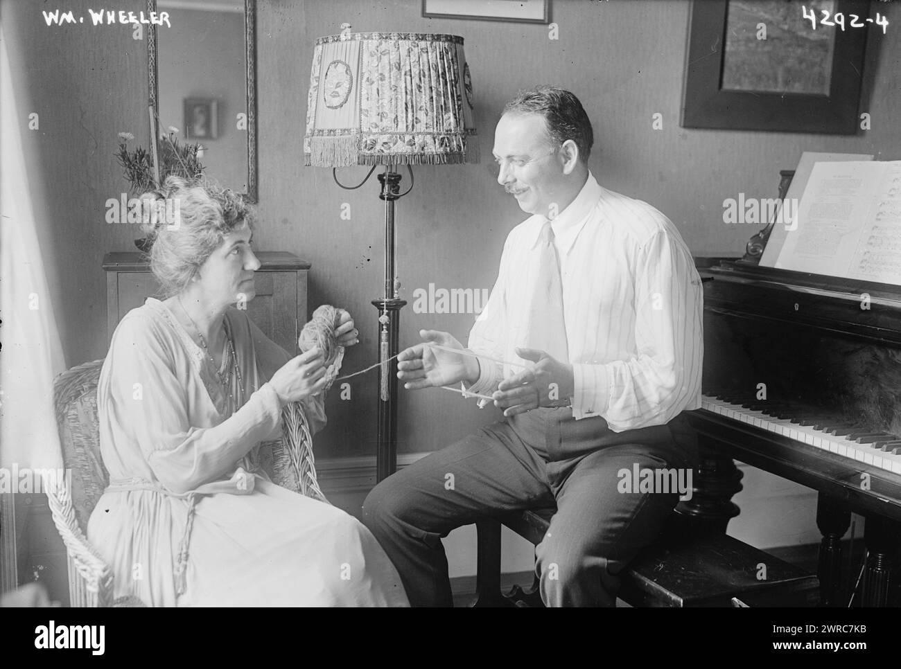 WM. Wheeler, la fotografia mostra il cantante d'opera tenore William Wheeler (morto nel 1967) e sua moglie la cantante d'opera soprano Elizabeth Wheeler (1875-1971). Entrambi erano artisti di registrazione popolari, tra ca. 1915 e ca. 1920, Glass negative, 1 negativo: Glass Foto Stock