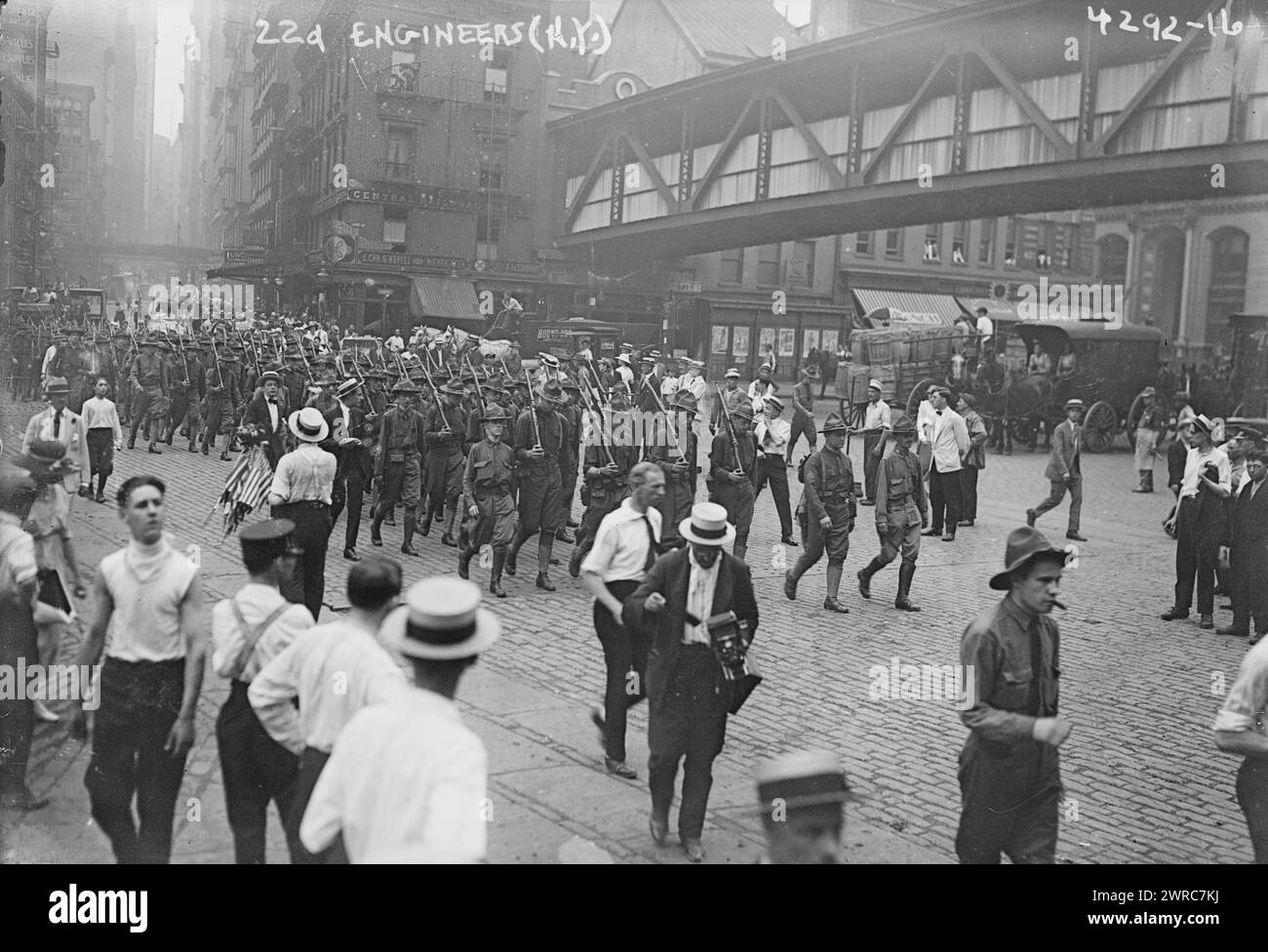 22d Engineers, (N.Y.), la fotografia mostra i 22nd Engineers (il nome fu poi cambiato in 102nd Engineers, U.S. Army), in preparazione alla partenza da New York per Camp Wadsworth a Spartanburg, South Carolina, 1 agosto 1917., 1917 agosto 1, lati negativi del vetro, 1 negativo: vetro Foto Stock