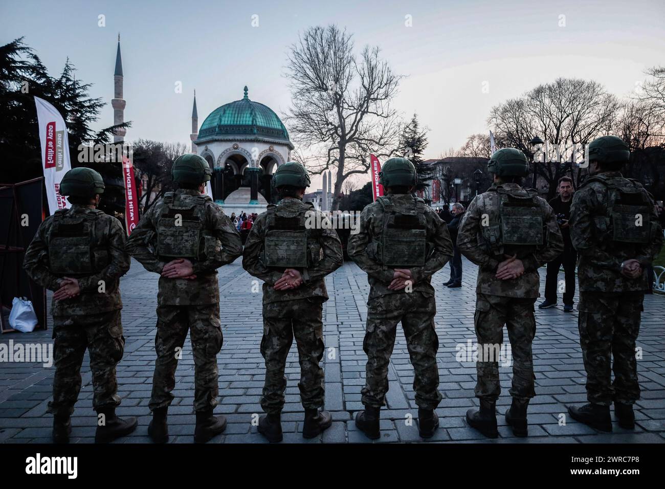 Istanbul, Turchia. 11 marzo 2024. I soldati turchi attendono l'avvertimento prima di sparare il cannone del Ramadan in Piazza Sultanahmet a Istanbul. (Foto di Shady Alassar/SOPA Images/Sipa USA) credito: SIPA USA/Alamy Live News Foto Stock