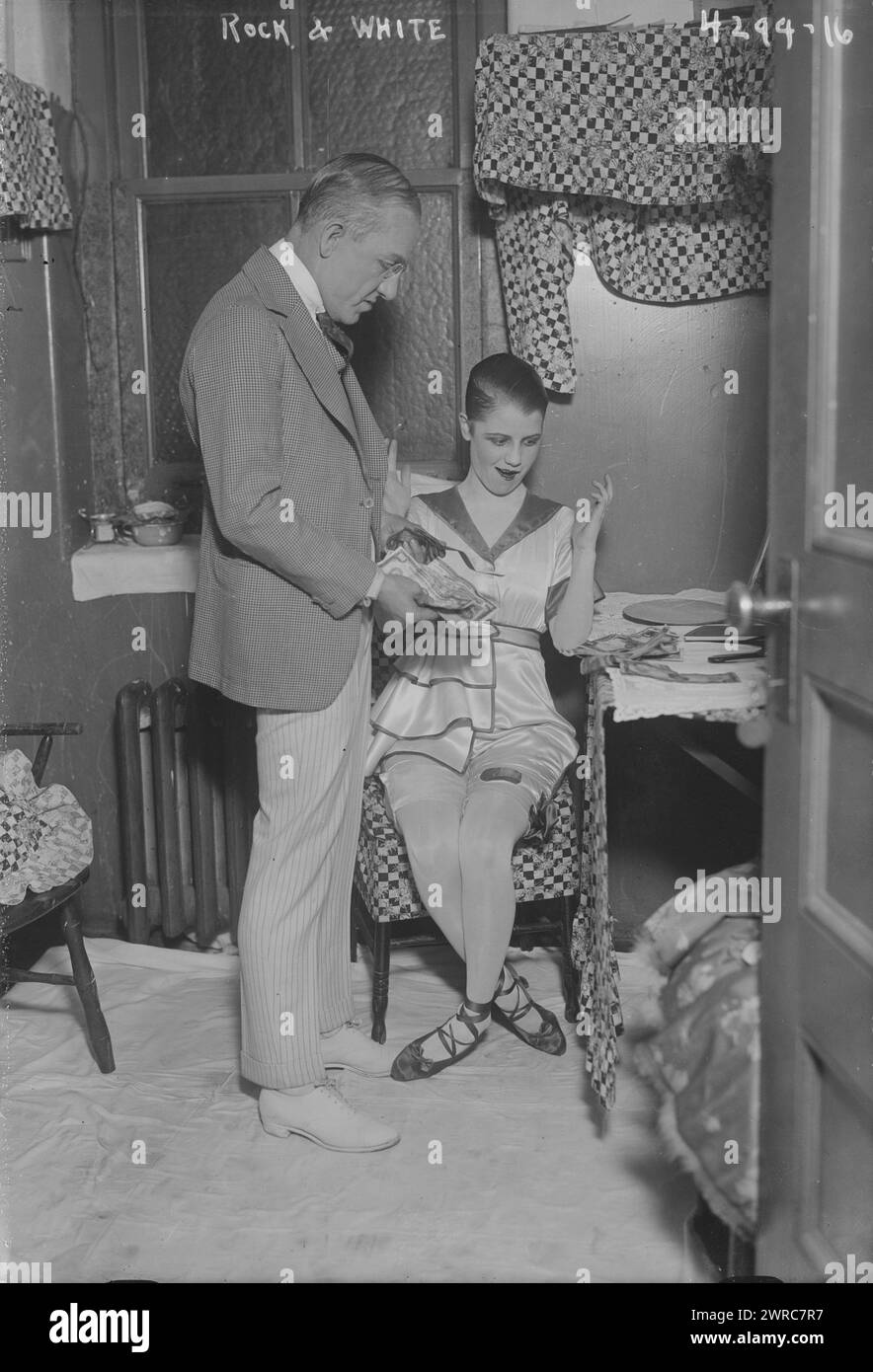 Rock & White, la fotografia mostra William 'Billy' Rock (1872-1922), ballerino e cantante e attrice e cantante Frances White (1896-1969) in uno spogliatoio., 1917 novembre 19, Glass negatives, 1 negative: Glass Foto Stock