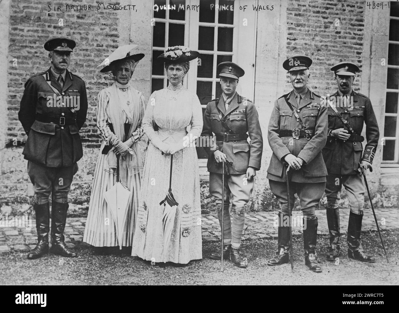 Sir Arthur Sloggett, Queen Mary, Prince of Wales, la fotografia mostra (da sinistra a destra): Brigadier generale Anthony Ashley Cooper, Mabel Ogilvy, Contessa di Airlee; Queen Mary, Edoardo VIII, principe di Galles; Sir Arthur Sloggett e il generale Charles Foulkes a Montigny, 11 luglio 1917 durante la prima guerra mondiale, 1917 11 luglio, guerra mondiale, 1914-1918, Glass negatives, 1 negativo: vetro Foto Stock