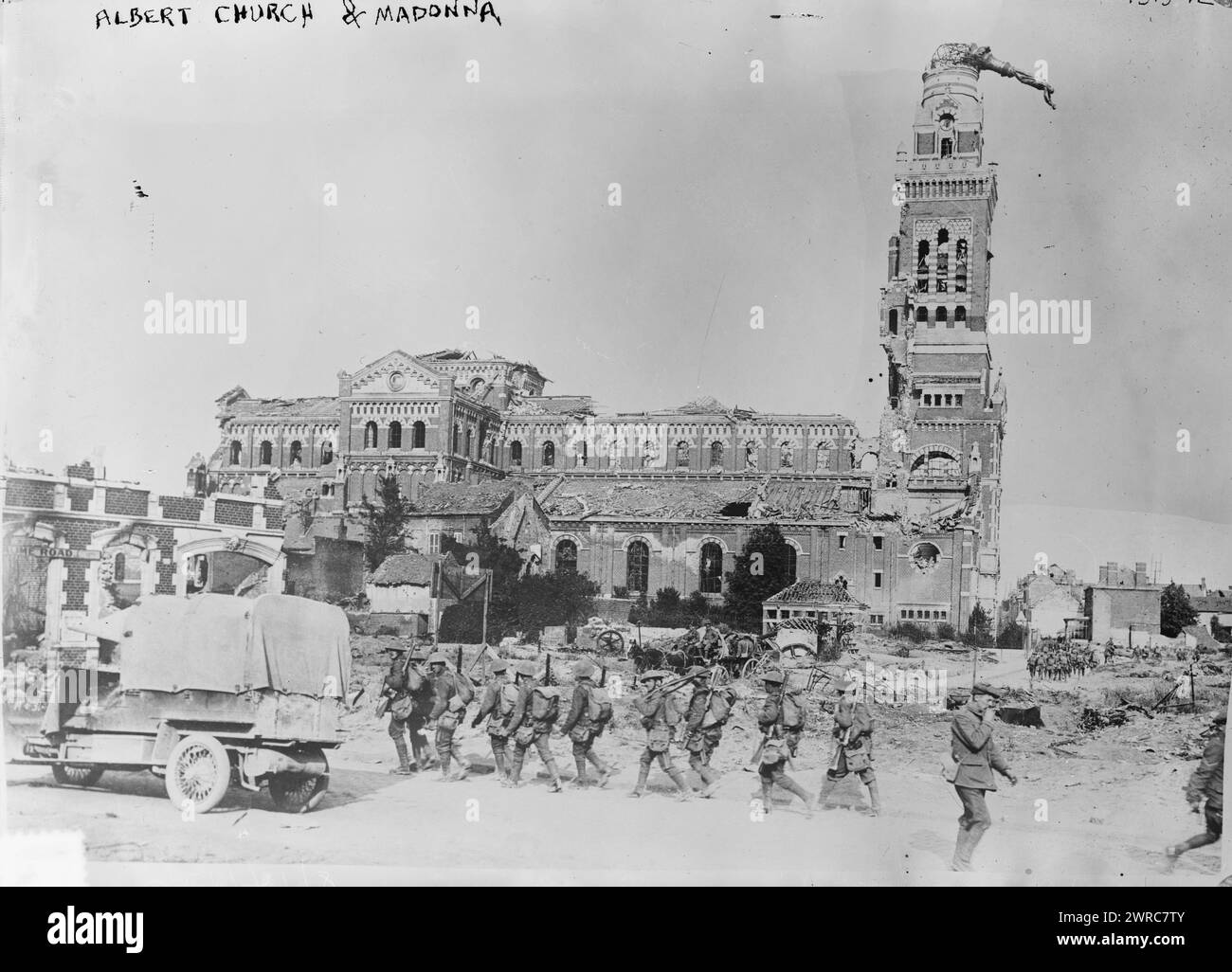 Albert Church & Falling Madonna, la fotografia mostra la Basilica di Notre-Dame de Brebières, Albert, sommes, Francia dopo che la scultura di Maria e Gesù in cima alla torre è stata colpita da un guscio il 15 gennaio 1915, e prima che cadesse nell'aprile 1918, durante la prima guerra mondiale, tra ca. 1915 e 1918, Guerra Mondiale, 1914-1918, Glass negative, 1 negative: Glass Foto Stock