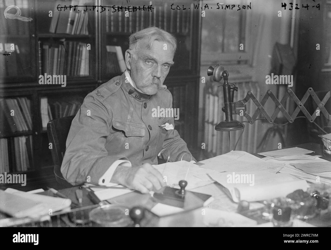 Colonnello W.A. Simpson, la fotografia mostra l'aiutante generale William A. Simpson dell'esercito degli Stati Uniti nel suo ufficio durante la prima guerra mondiale presso il quartier generale dell'esercito degli Stati Uniti per la divisione militare dell'Atlantico e Dipartimento dell'Est, Governors Island, New York City., 1917 o 1918, Guerra Mondiale, 1914-1918, negativi di vetro, 1 negativo: vetro Foto Stock