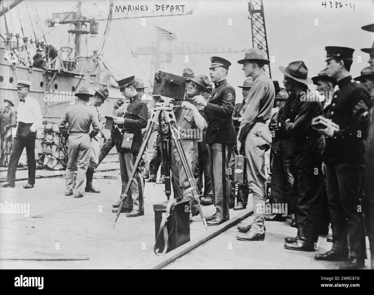 I Marines partono, la fotografia mostra i fotografi che documentano l'imbarco dei Marines statunitensi su una nave da trasporto in un porto degli Stati Uniti durante la prima guerra mondiale, 28 giugno 1917), 1917 giugno 28, Guerra Mondiale, 1914-1918, negativi di vetro, 1 negativo: vetro Foto Stock