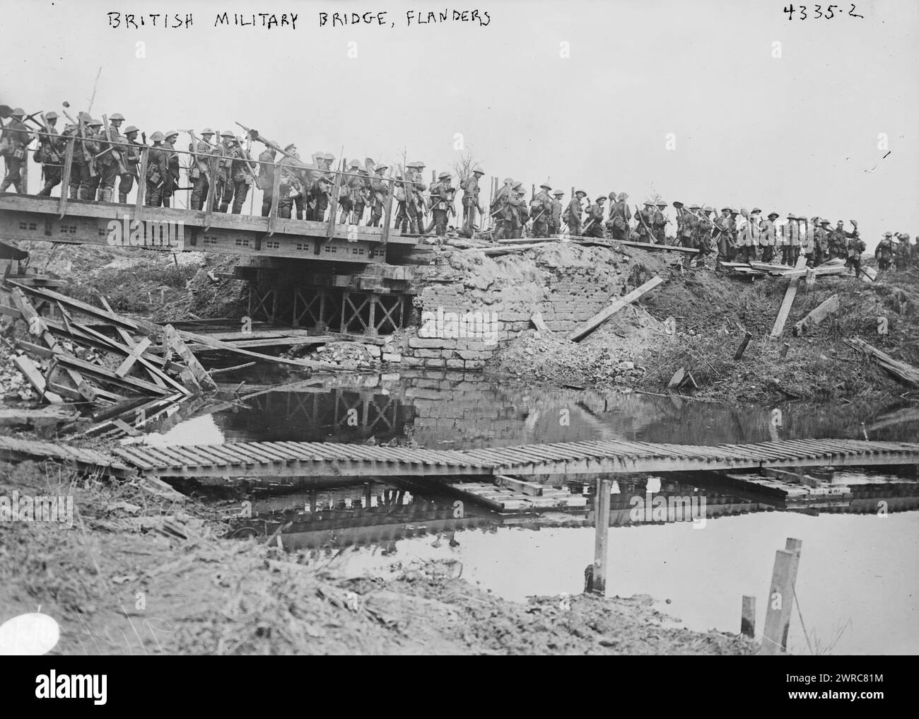 Ponte militare britannico, Fiandre, la fotografia mostra i soldati di fanteria britannici che attraversano il ponte sul canale Yser a Boezinge, Fiandre occidentali, Belgio, 5 agosto 1917, durante la battaglia di Passehendaele durante la prima guerra mondiale Il ponte fu costruito dai Royal Engineers dopo che l'avanzata britannica aveva superato il canale., 1917 agosto 5, guerra mondiale, 1914-1918, Glass negatives, 1 negativo: vetro Foto Stock