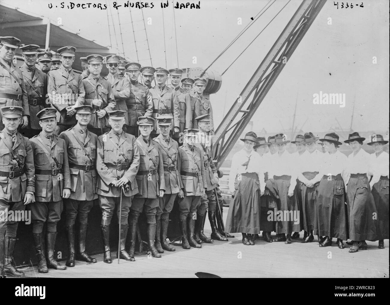 Medici e infermieri statunitensi in Giappone, la fotografia mostra il gruppo della Croce Rossa americana, tra cui medici e infermieri in viaggio verso la Romania per fornire assistenza medica durante la prima guerra mondiale Il gruppo viaggiò attraverso il Pacifico e il Giappone., 1917, Guerra Mondiale, 1914-1918, Glass negatives, 1 negativo: vetro Foto Stock