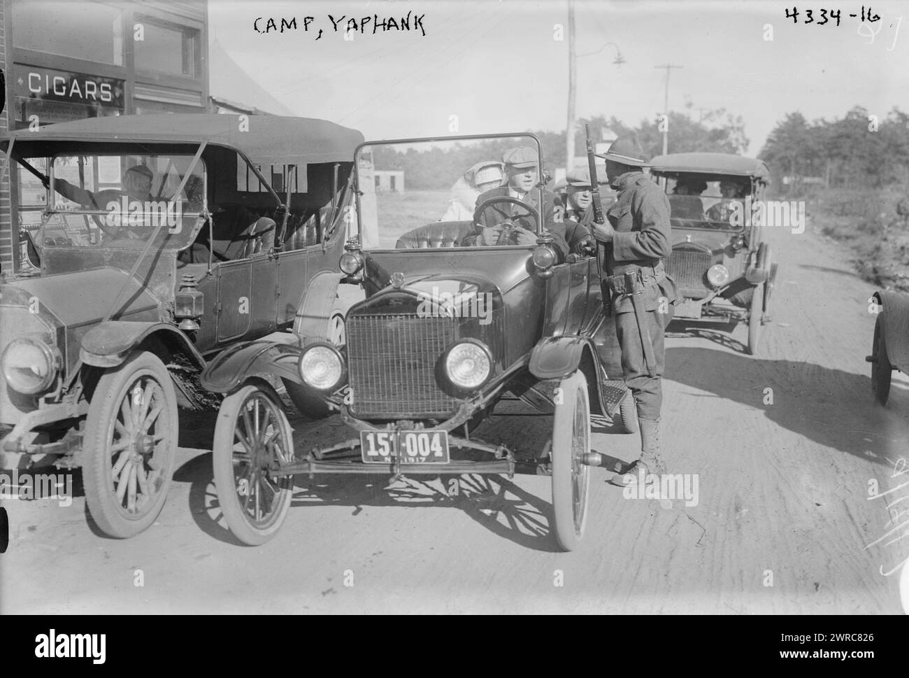 Camp, Yaphank, la fotografia mostra le auto a Camp Upton, un'installazione dell'esercito americano situata a Long Island, a Yaphank, New York, durante la prima guerra mondiale, 1917 settembre 14, Glass negatives, 1 negative: Glass Foto Stock