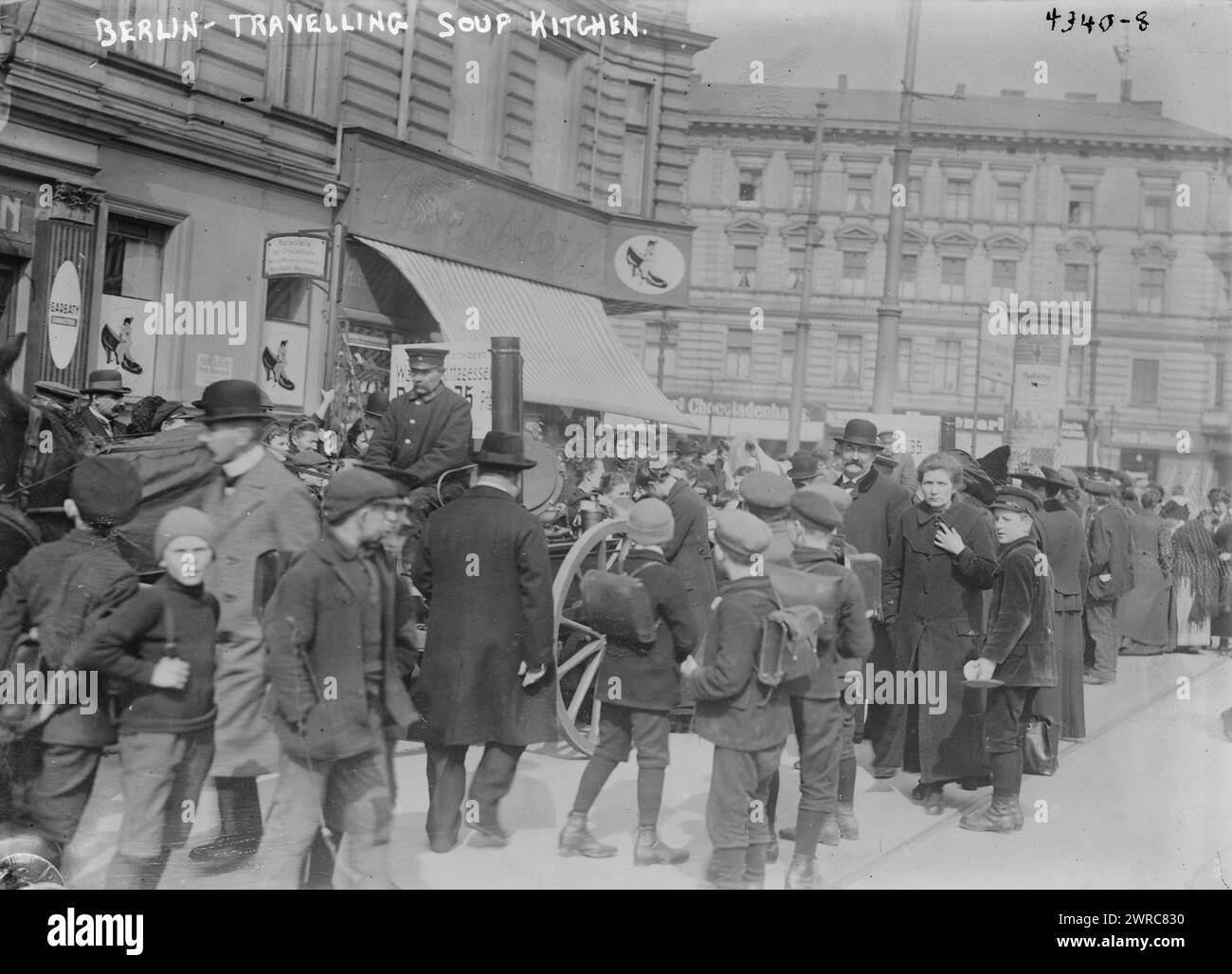 Berlino, cucina a zuppa itinerante, la fotografia mostra una cucina mobile per pranzo a Berlino, Germania nel 1916 durante la prima guerra mondiale, 1916, guerra mondiale, 1914-1918, negativi di vetro, 1 negativo: vetro Foto Stock