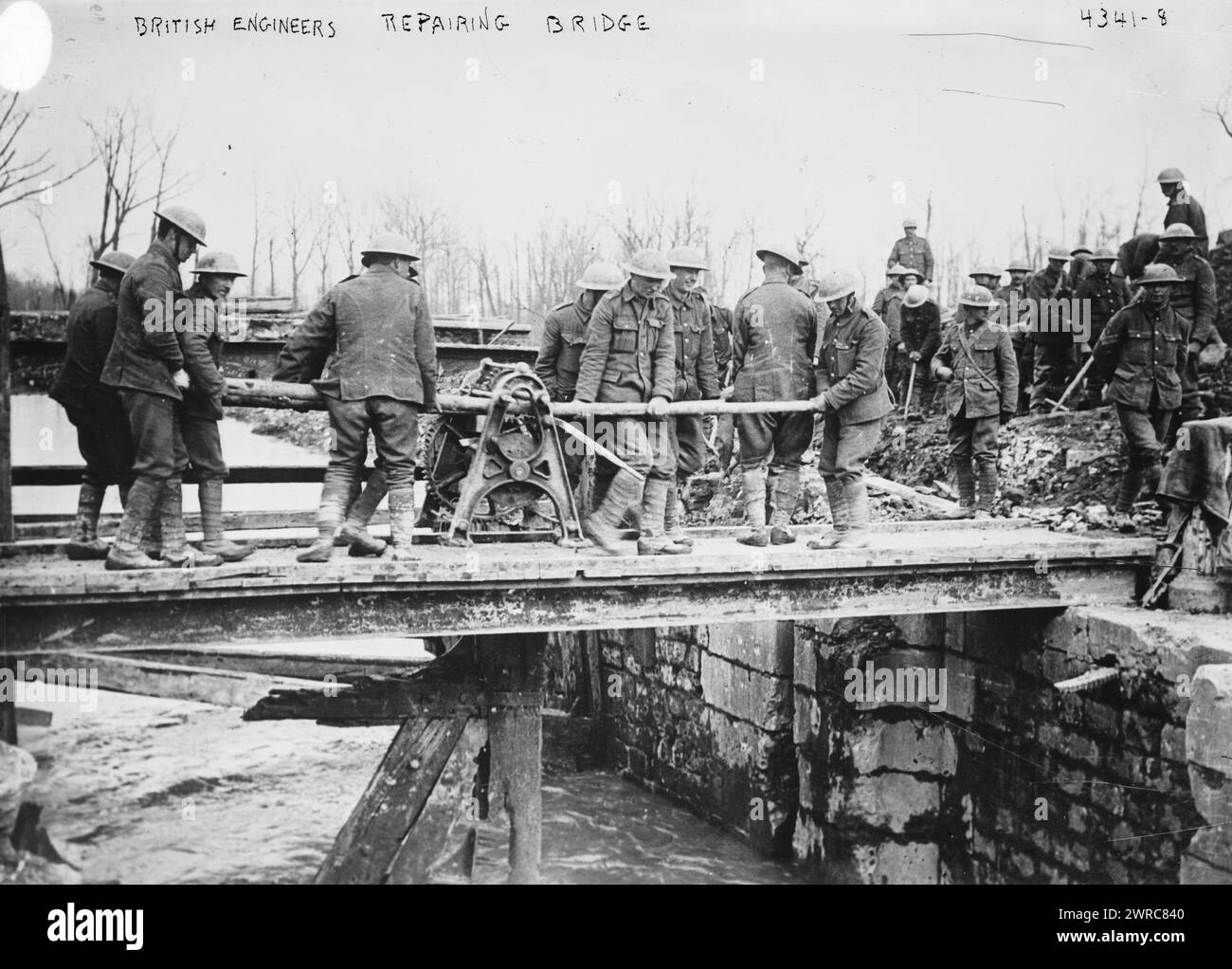 Ingegneri britannici che riparano il ponte, la fotografia mostra ingegneri britannici che riparano un ponte, probabilmente durante la prima guerra mondiale, tra ca. 1915 e 1918, Guerra Mondiale, 1914-1918, Glass negative, 1 negative: Glass Foto Stock