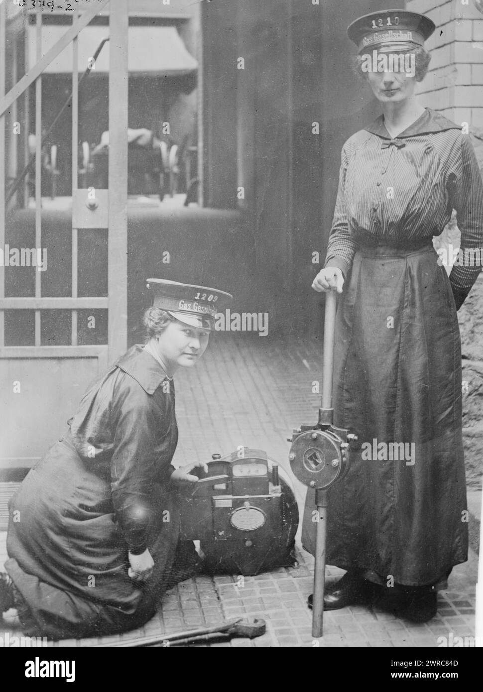 Le donne tedesche fanno il lavoro degli uomini, la fotografia mostra le donne tedesche nell'uniforme di un'utenza del gas, in posa con un trebbiatore di tubi e un contatore di gas. Durante la prima guerra mondiale le donne adottarono lavori maschili tradizionali. 1915 e 1918, Guerra Mondiale, 1914-1918, Glass negative, 1 negative: Glass Foto Stock