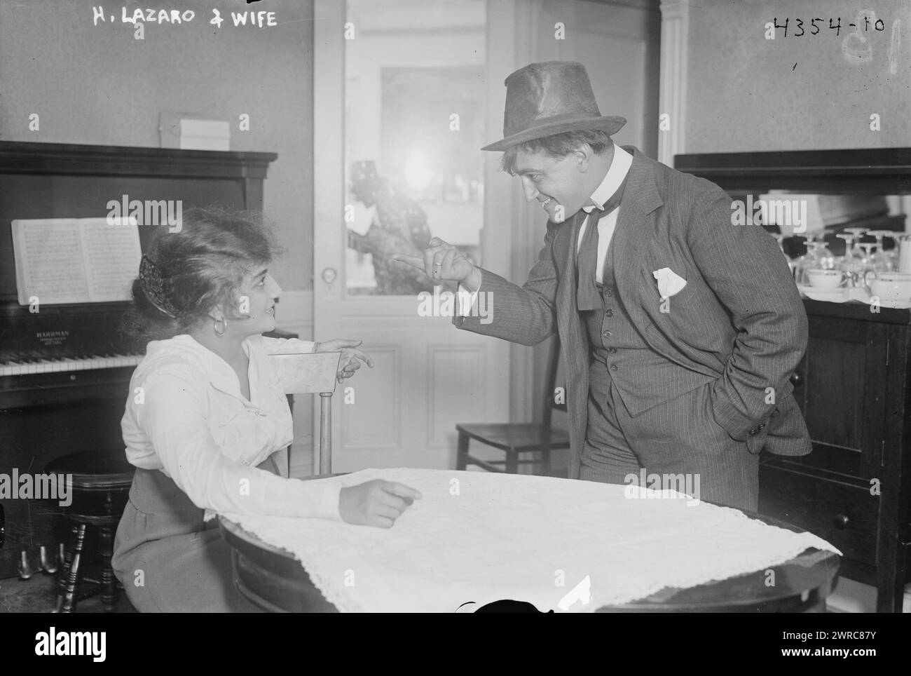 H. Lazaro & Wife, la fotografia mostra la cantante d'opera catalana-spagnola Hipólito Lázaro (1887-1974) a un tavolo con sua moglie, Juanita Almeida., 1917 Ott. 8, Glass negative, 1 negative: Glass Foto Stock