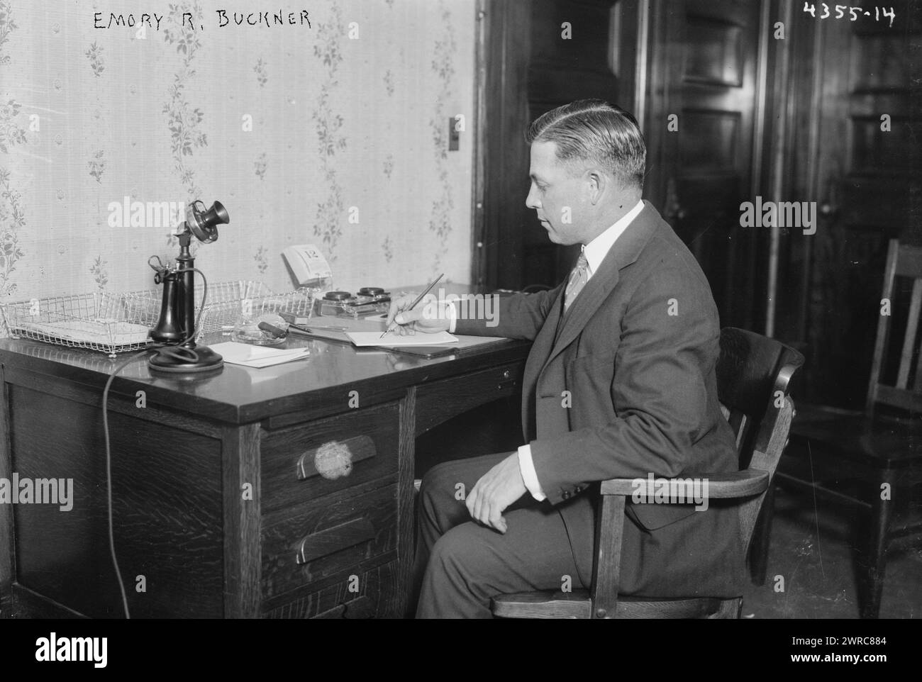 Emory R. Buckner, foto mostra Emory Roy Buckner (1877-1941), un avvocato di New York considerato Commissario di polizia., tra ca. 1915 e ca. 1920, Glass negative, 1 negativo: Glass Foto Stock