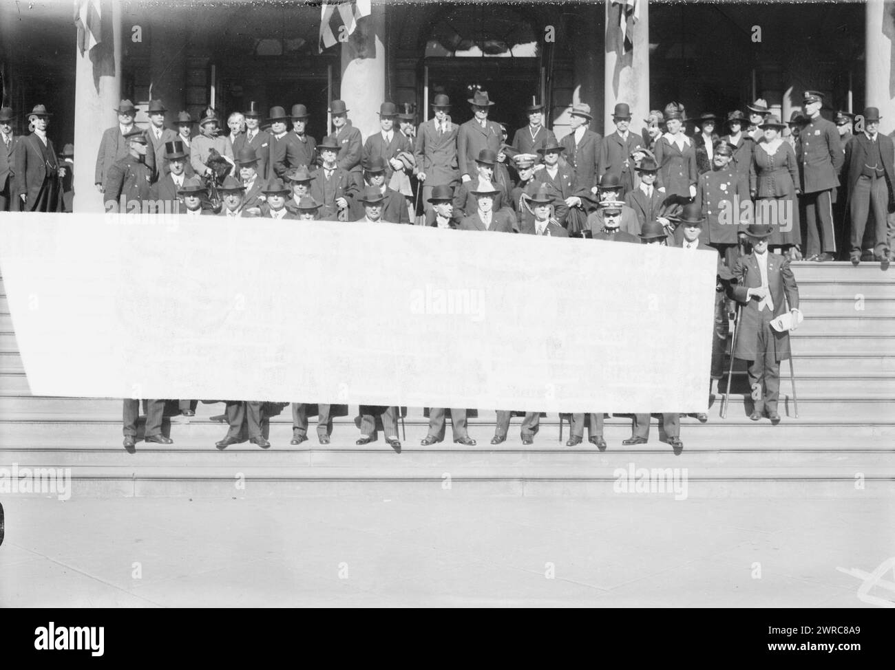 Sindaco Mitchel e delegati alla Convenzione del Congresso commerciale meridionale in piedi sui gradini del Municipio: Governatore Manning, S.C.; Straus; Dr. De Cespedes, ministro cubano; sindaco Mitchel; Sen. Fletcher, Flag.; Karavongsi, ministro siamese; Dr. Porras, Pnama minis, fotografia mostra Richard Irvine Manning III, Oscar S. Straus, sindaco John Purroy Mitchel, Carlos Manuel de Céspedes y Quesada, senatore Duncan U. Fletcher, Phya Prabha Karavongse, and Belisario Porras Barahona., 1917, Glass negatives, 1 negative: vetro Foto Stock