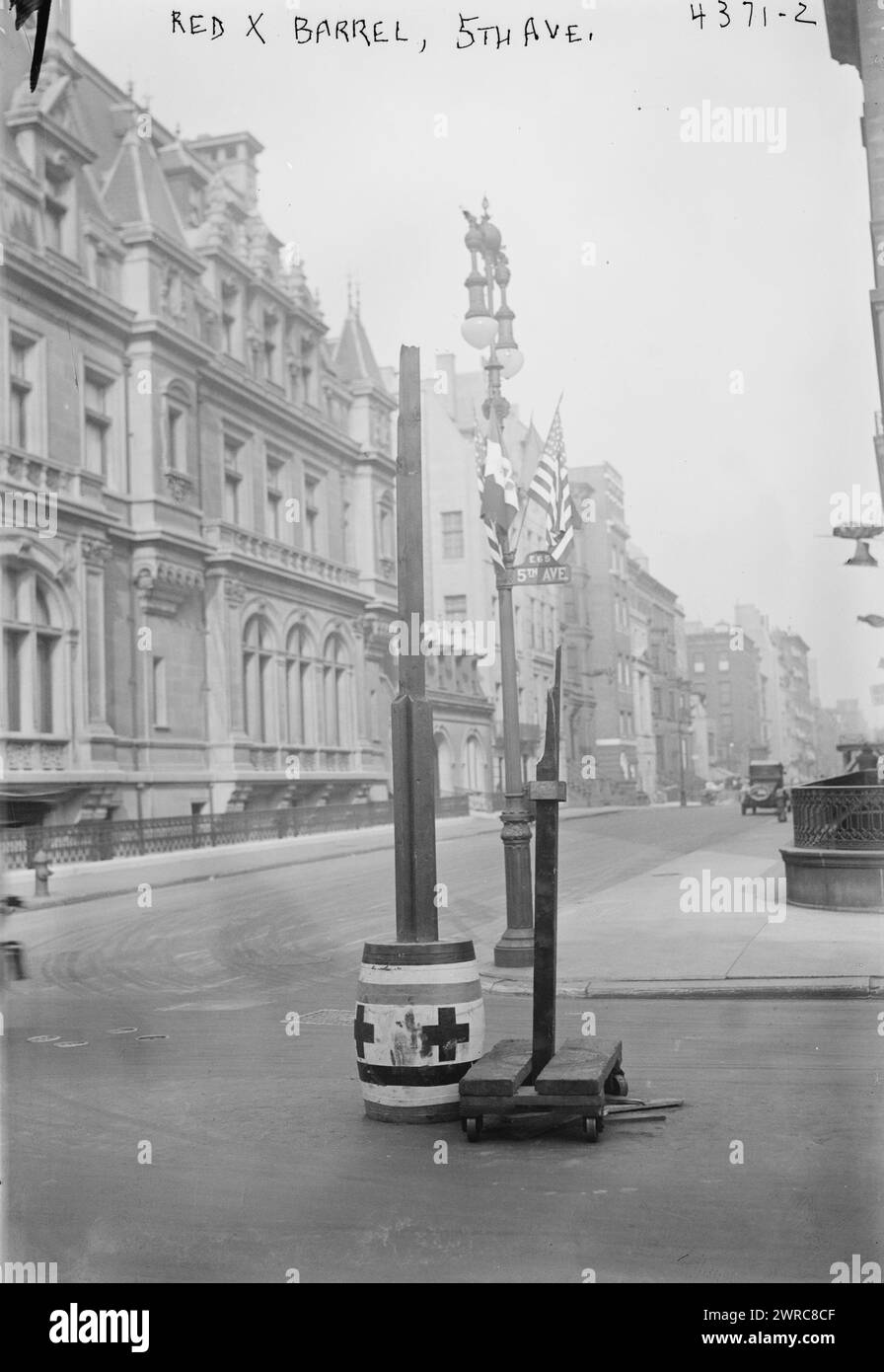 Red Cross Barrel, 5th Ave., la fotografia mostra un barile della Croce Rossa all'angolo tra E. 65th Street e 5th Avenue, guardando a est dalla 5th Avenue. Sulla sinistra si trova il palazzo di John Jacob Astor IV (1864-1912) noto anche come Mrs. William B. Astor House al 840 Fifth Avenue., tra ca. 1915 e ca. 1920, Glass negative, 1 negativo: Glass Foto Stock