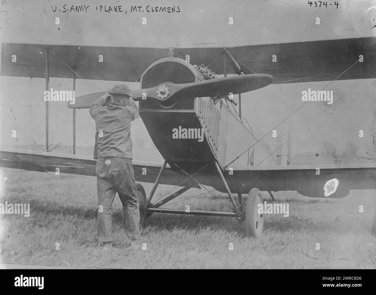 Aereo dell'esercito americano, Mt. Clemens, la fotografia mostra un aereo dell'esercito degli Stati Uniti probabilmente a Selfridge Field, un campo di addestramento del servizio aereo degli Stati Uniti creato dopo che gli Stati Uniti entrarono nella prima guerra mondiale nell'aprile 1917. Selfridge Field si trova vicino a Mount Clemons, Michigan., tra il 1917 e la California. 1920, Mt. Clemens, Glass negative, 1 negativo: Vetro Foto Stock