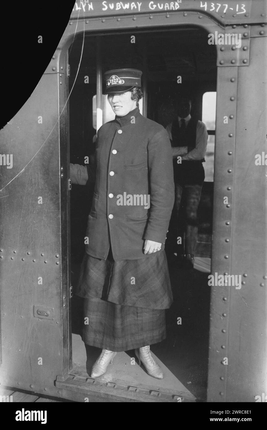 ...lyn cioè, guardie della metropolitana di Brooklyn, la fotografia mostra una donna guardia della metropolitana sulla linea Brooklyn Rapid Transit Company (BRT)., tra ca. 1915 e ca. 1920, Glass negative, 1 negativo: Glass Foto Stock